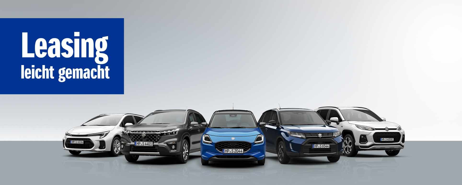 Fünf Suzuki Autos in verschiedenen Farben vor buntem Farbsplash-Hintergrund mit dem Text „Suzuki Deals“ darüber