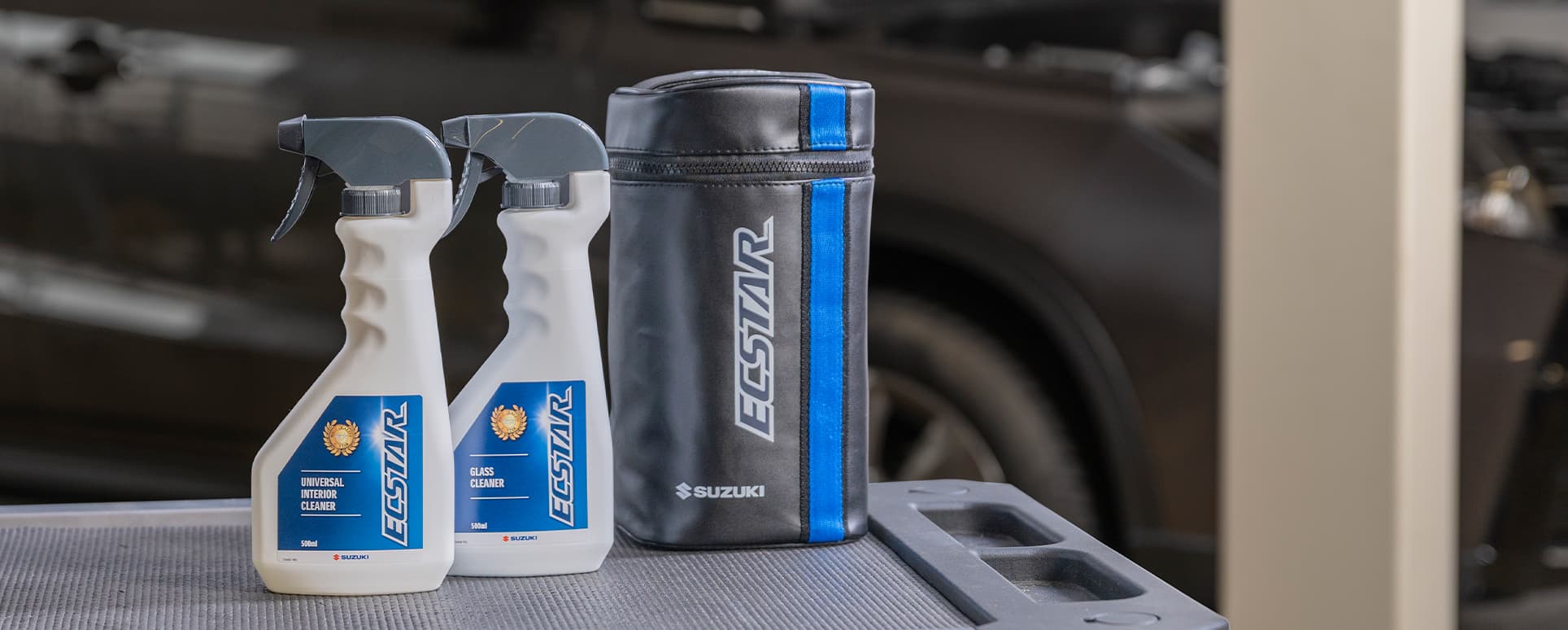 Zwei Sprühflaschen ECSTAR Pflegeprodukte neben einem ECSTAR Beutel