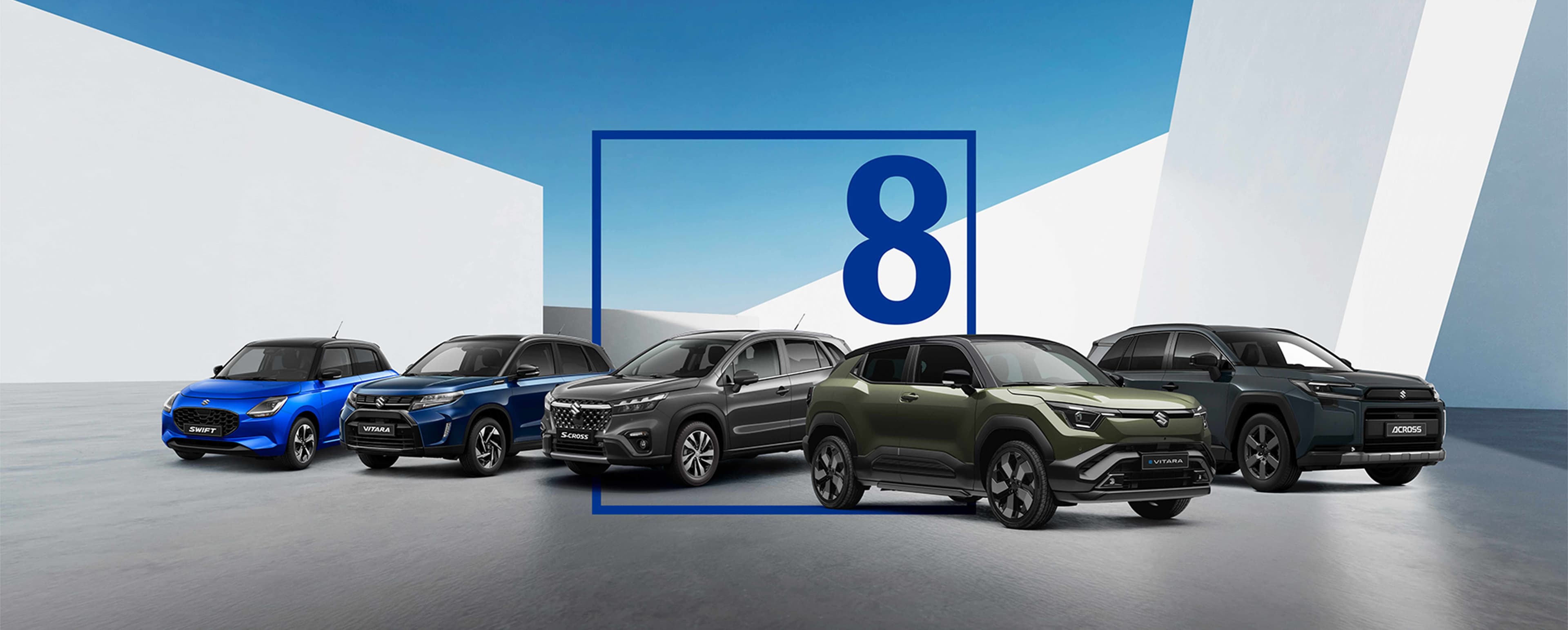 Die Suzuki Modelle – Swift, S-Cross, Vitara, e VITARA und Across – stehen vor einer grafischen Hintergrundkulisse weiß und blau. Im Bild ist ein grafisches Symbol, die Zahl 8 in einem blauen Rahmen. .
