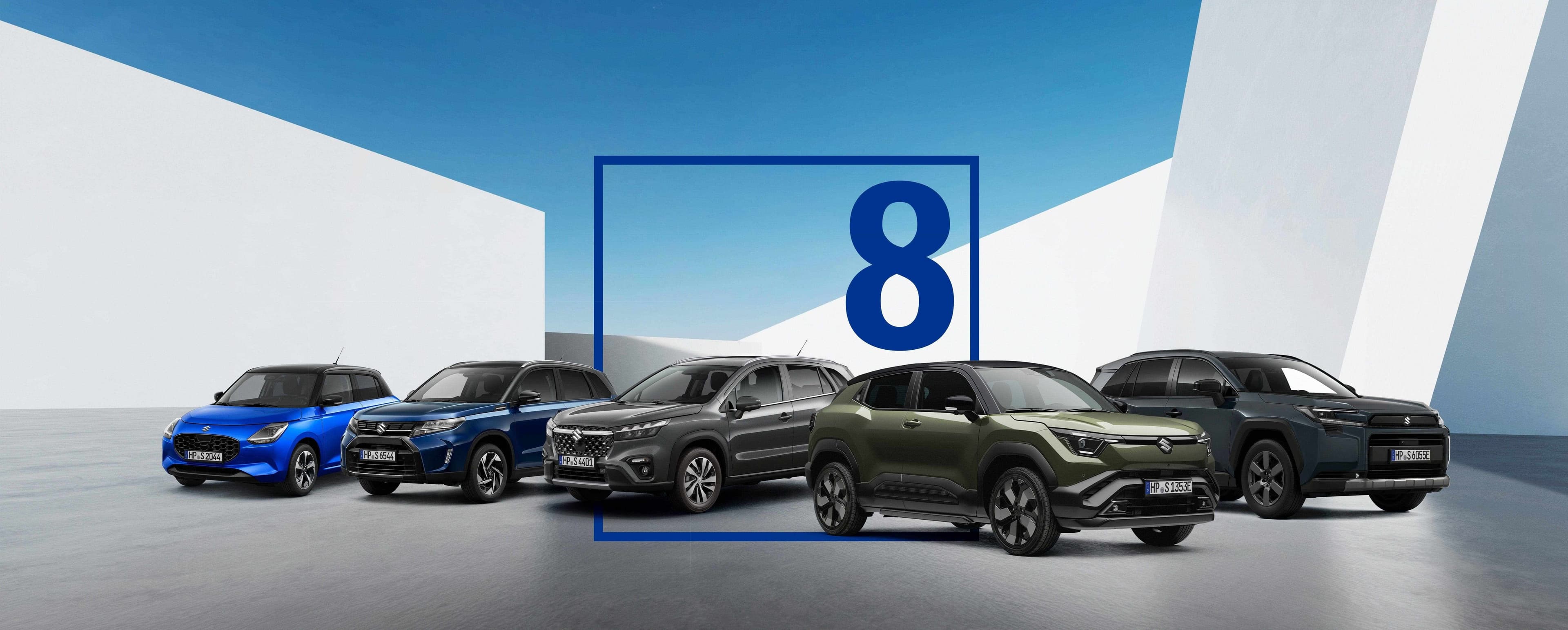 Die Suzuki Modelle – Swift, S-Cross, Vitara, e VITARA und Across – stehen vor einer grafischen Hintergrundkulisse weiß und blau. Im Bild ist ein grafisches Symbol, die Zahl 8 in einem blauen Rahmen. .