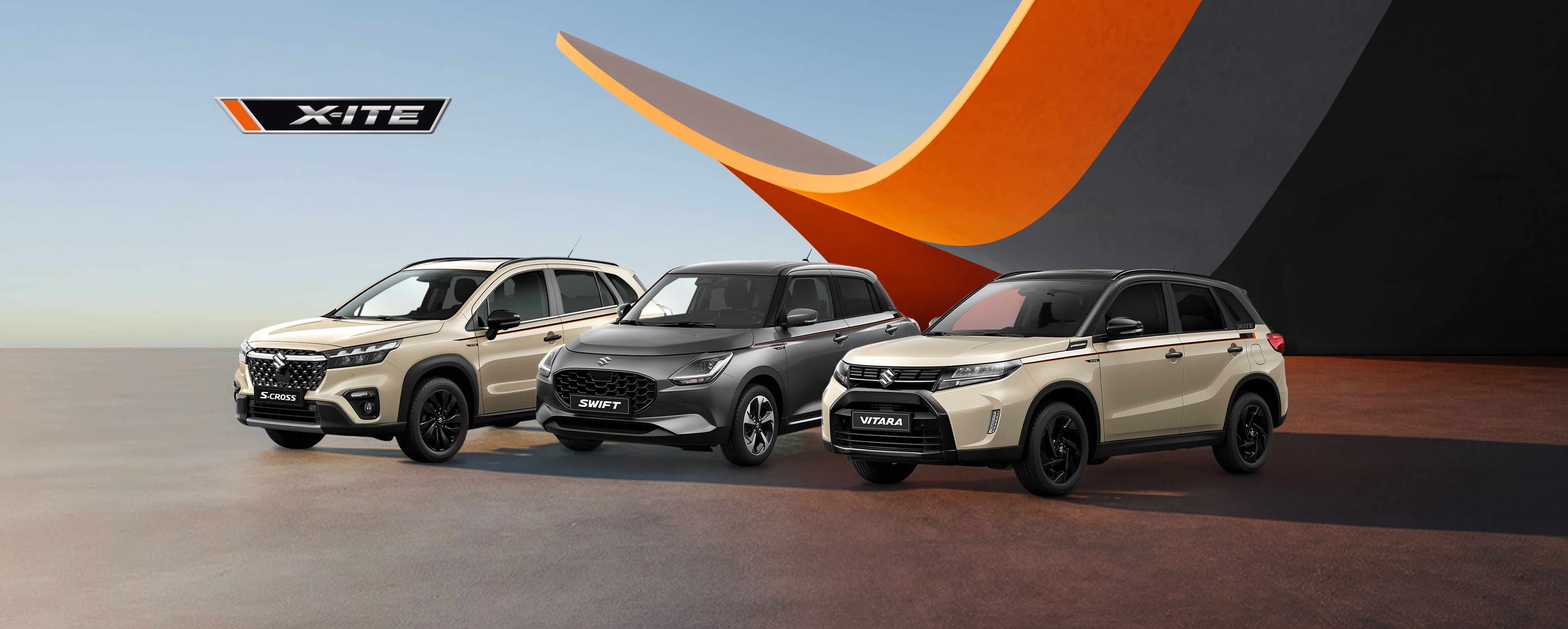 Drei Suzuki X-ITE Sondermodelle – S-Cross, Swift und Vitara – stehen vor einer grafischen Hintergrundkulisse in Orange, Grau und Schwarz.