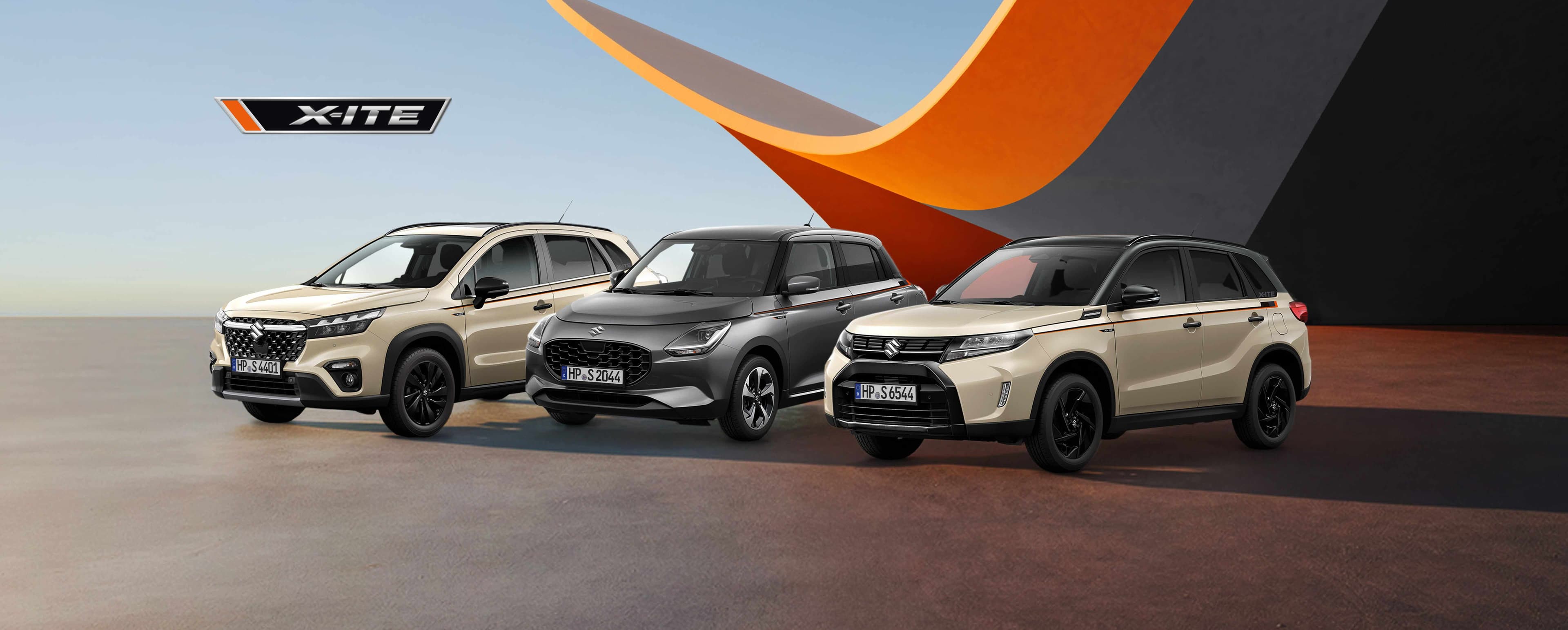 Drei Suzuki X-ITE Sondermodelle – S-Cross, Swift und Vitara – stehen vor einer grafischen Hintergrundkulisse in Orange, Grau und Schwarz.