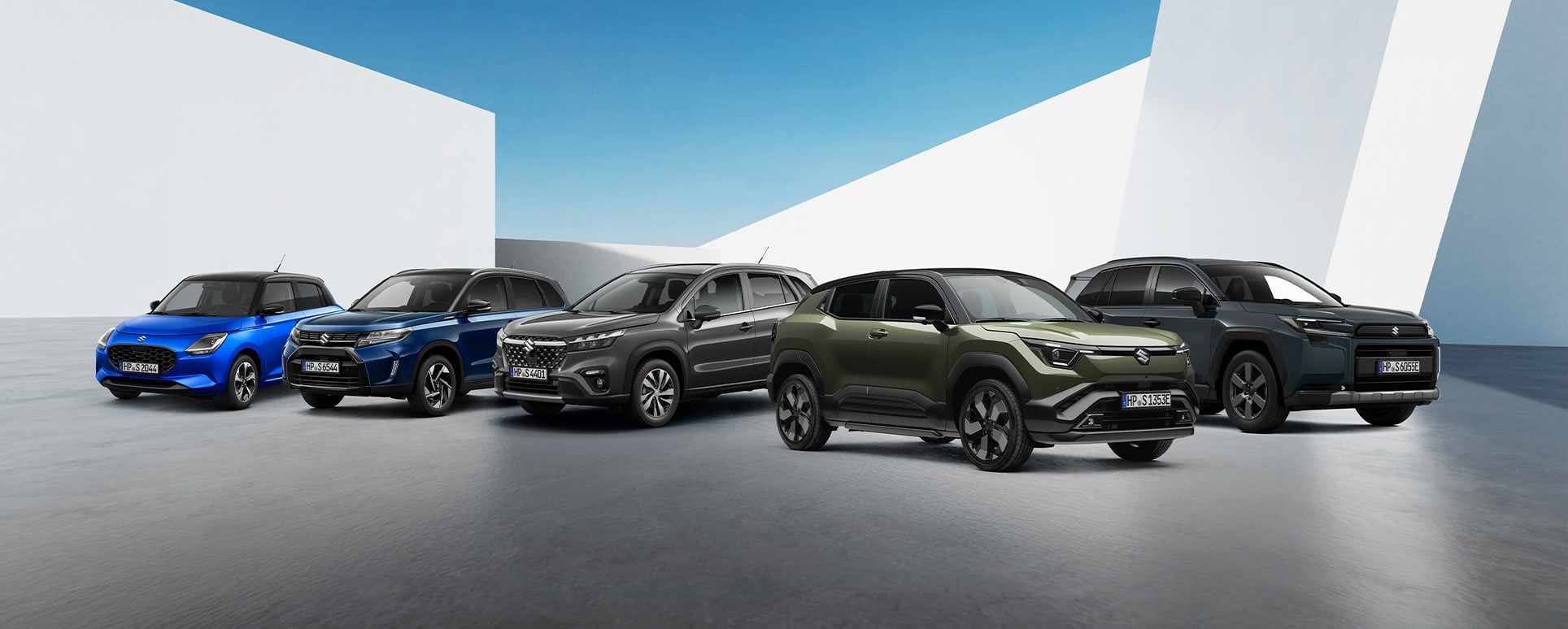 Fünf Suzuki Autos in verschiedenen Farben vor buntem Farbsplash-Hintergrund mit dem Text „Suzuki Deals“ darüber