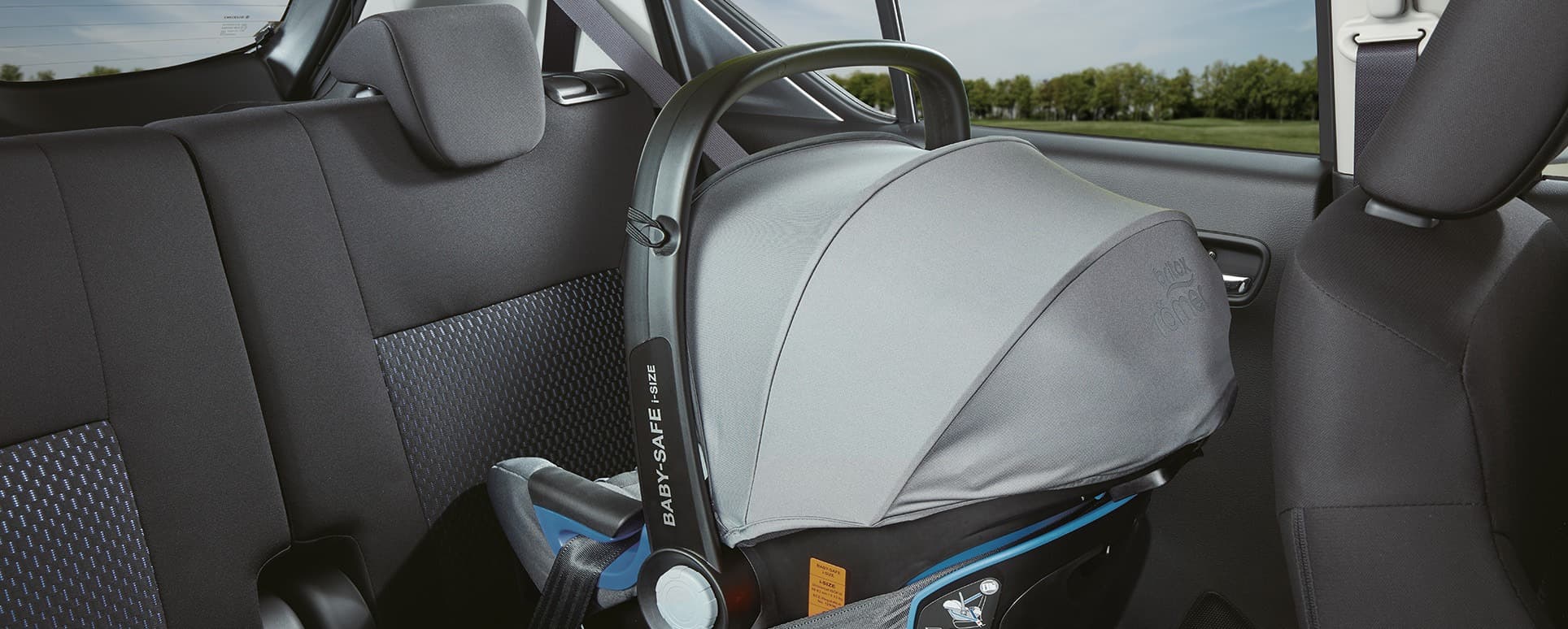 Abbildung zeigt eine Kinderschale auf der Rückbank eines Swace