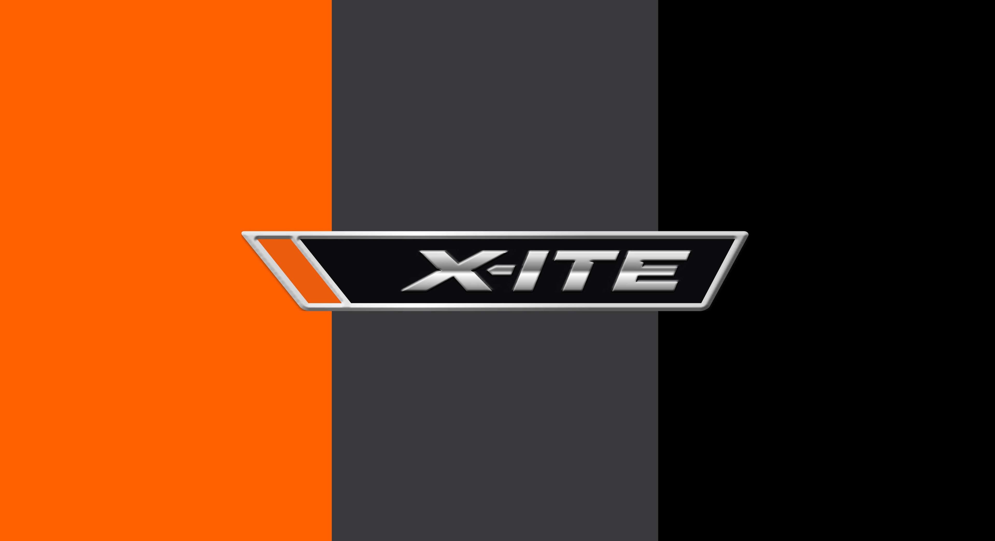 X-ITE Logo auf farblich geteiltem Hintergrund in Orange, Grau und Schwarz.