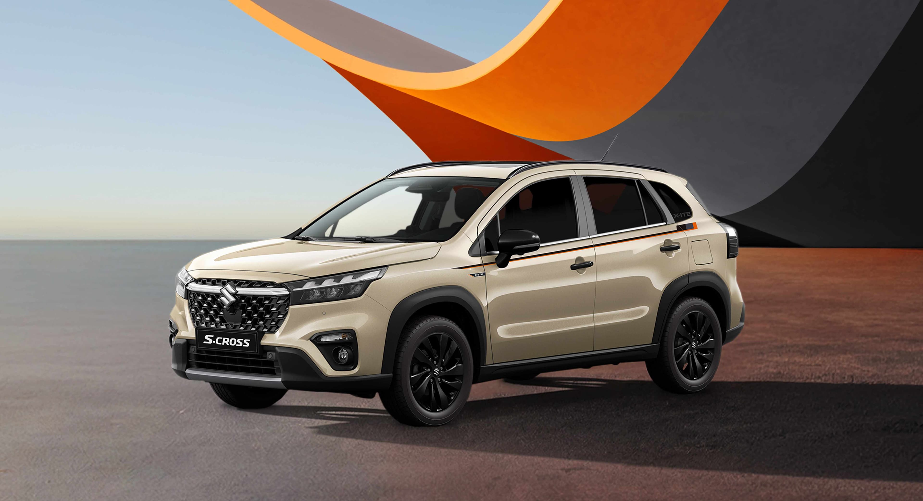 Suzuki S-Cross X-ITE in heller Lackierung, schräg von vorne vor stilisiertem Hintergrund.