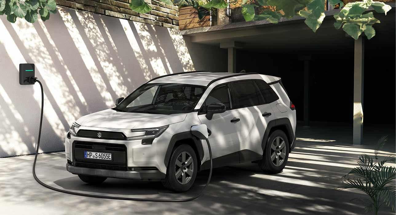 Ein Across 2.5 PLUG-IN HYBRID CVT Comfort+ beim Tanken