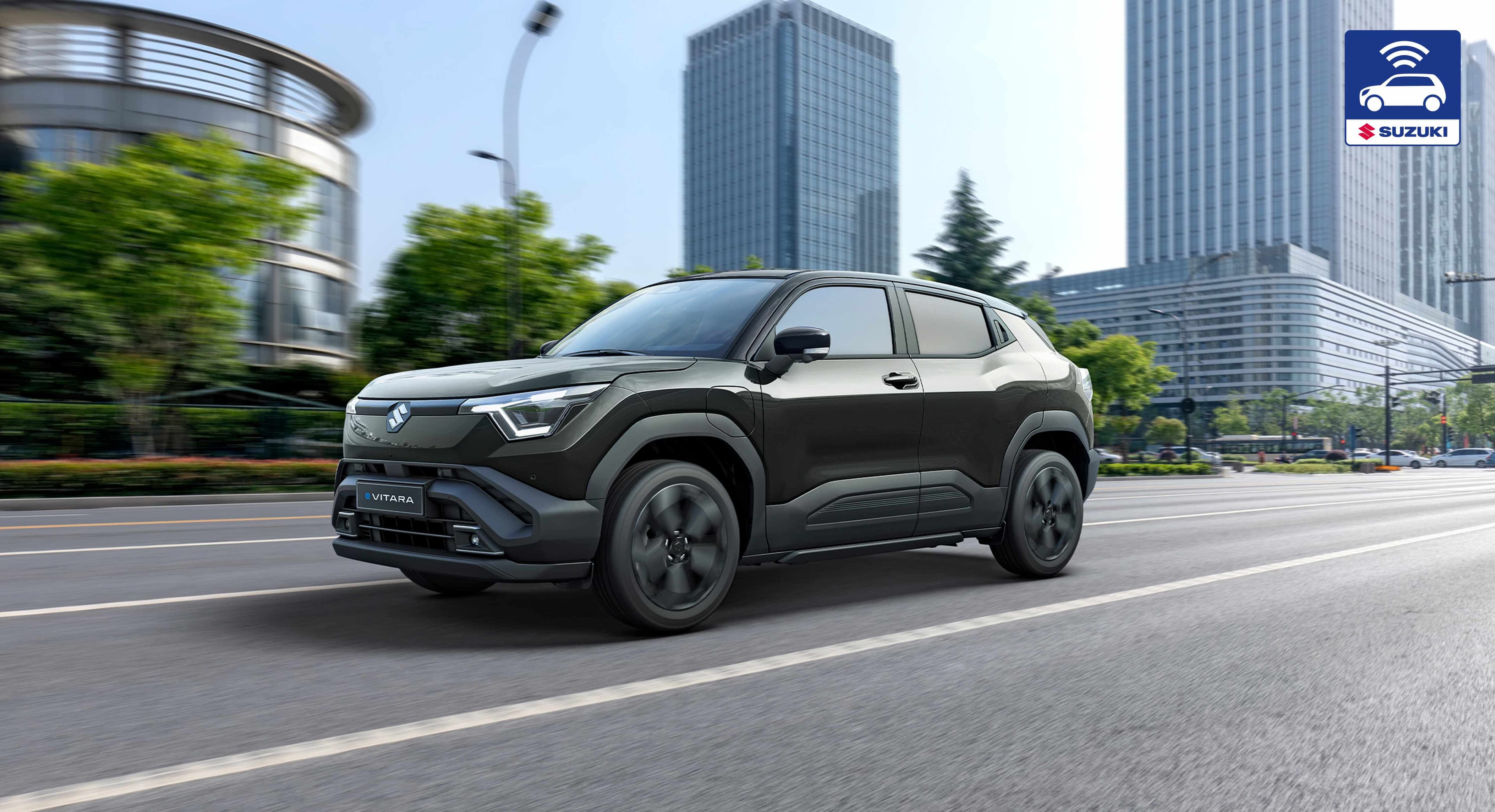 Dunkelgrüner e VITARA fährt auf der Straße