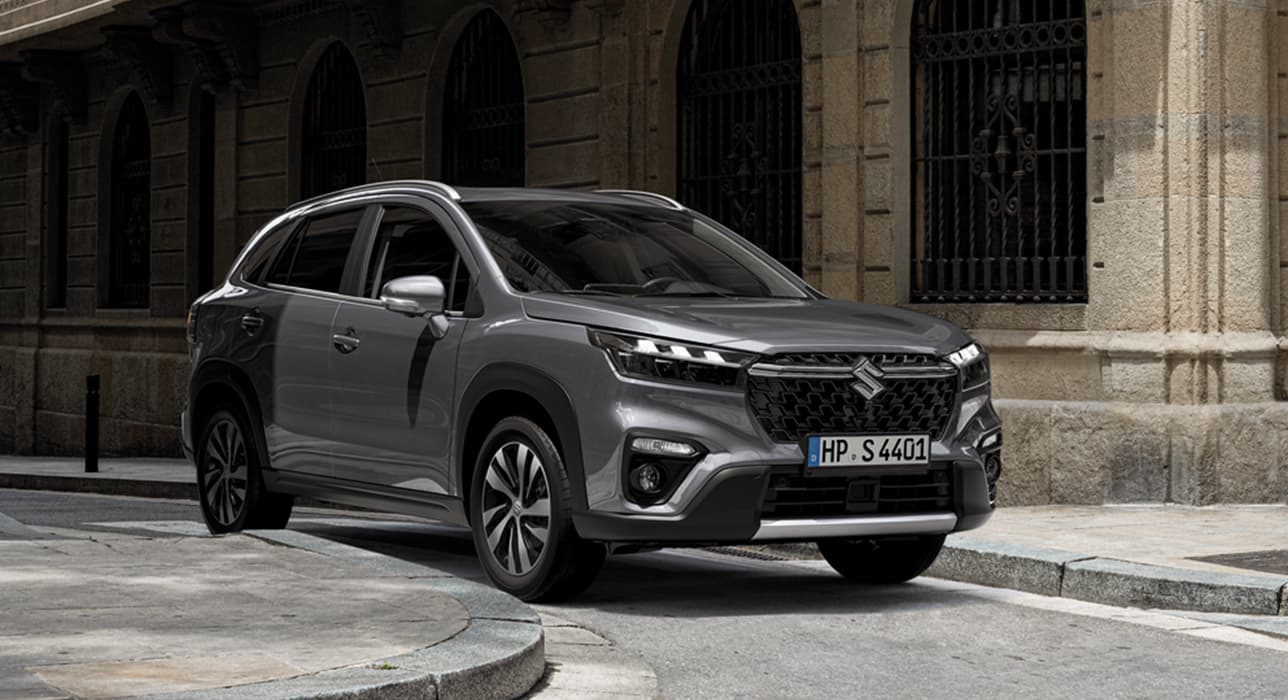 Suzuki S-Cross in schräger Seitenansicht vor City-Hintergrund