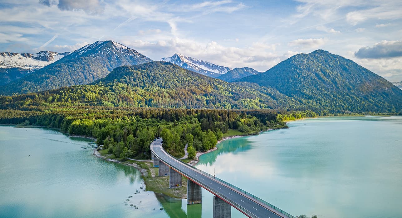 Autobrücke über einen See in einen Wald