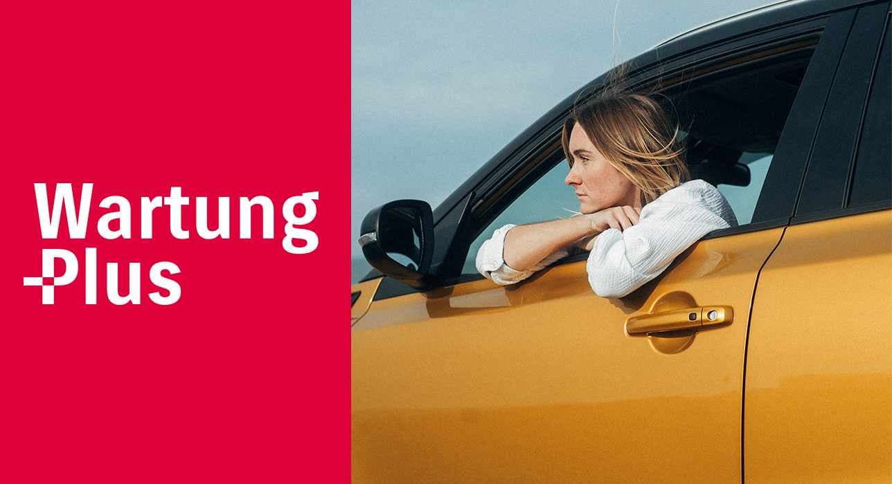 Frau schaut aus Fahrertürfenster