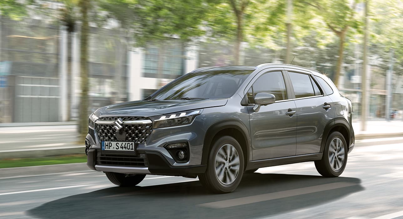 Abbildung zeigt dynamischen S-Cross , der auf einer Straße fährt