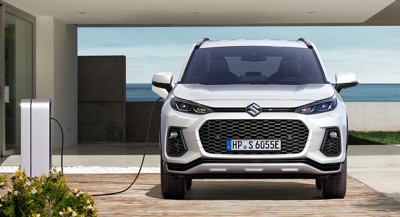 Ein Across 2.5 PLUG-IN HYBRID CVT Comfort+ beim Tanken