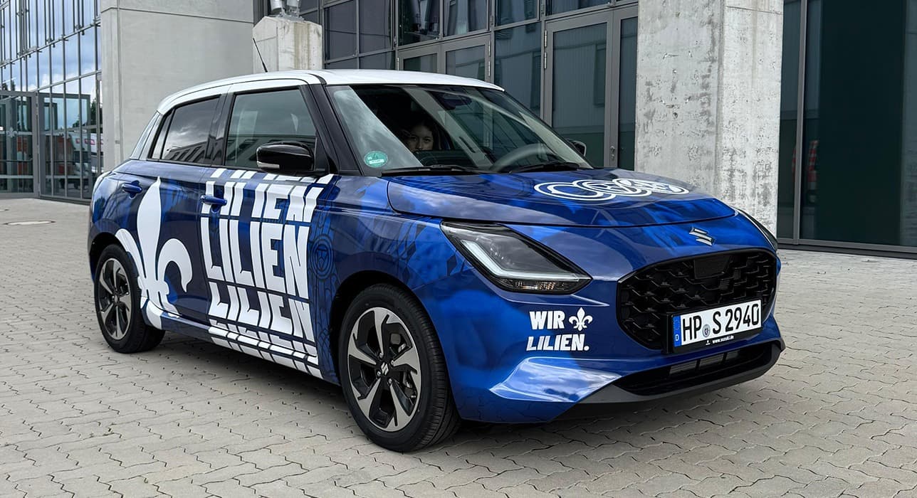 Swift vor einerm Wand mit Graffiti