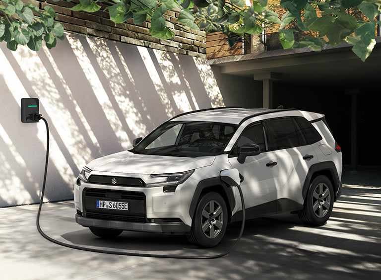 Ein Across 2.5 PLUG-IN HYBRID CVT Comfort+ beim Tanken