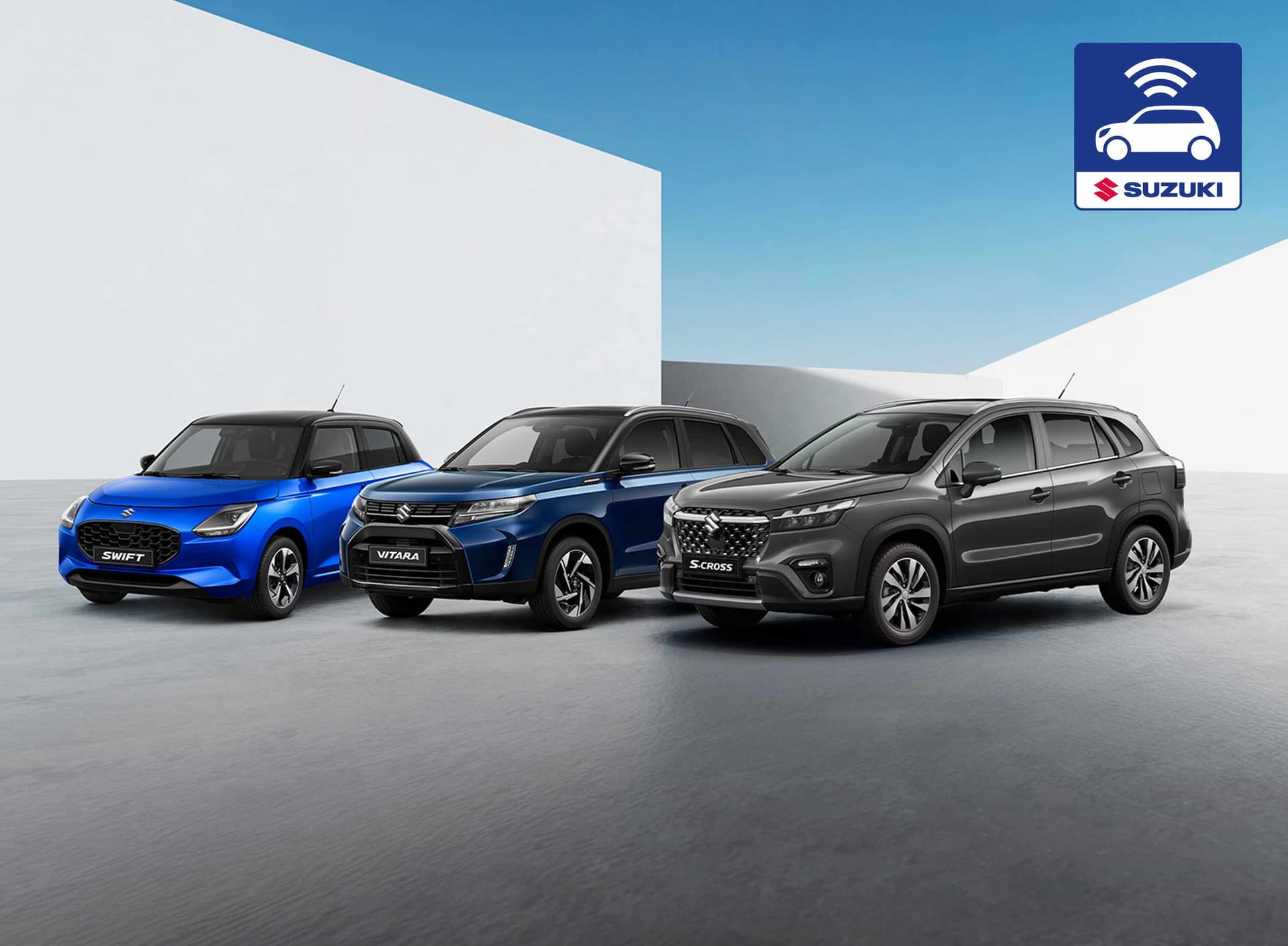 Von links nach rechts stehen ein blauer Suzuki Swift, ein dunkelblauer Suzuki Vitara und ein grauer Suzuki S-Cross auf einer freien Fläche.