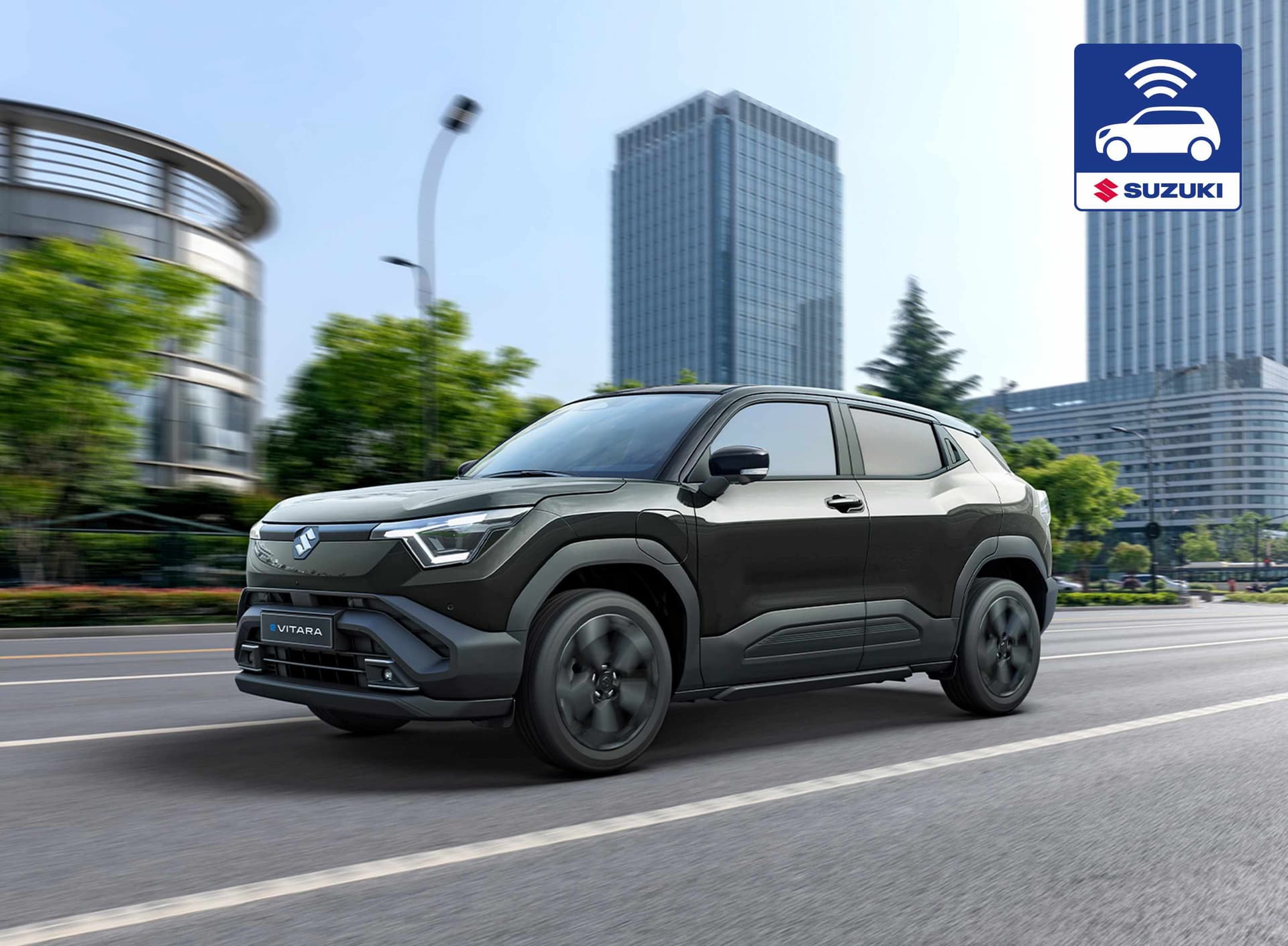 Dunkelgrüner e VITARA fährt auf der Straße