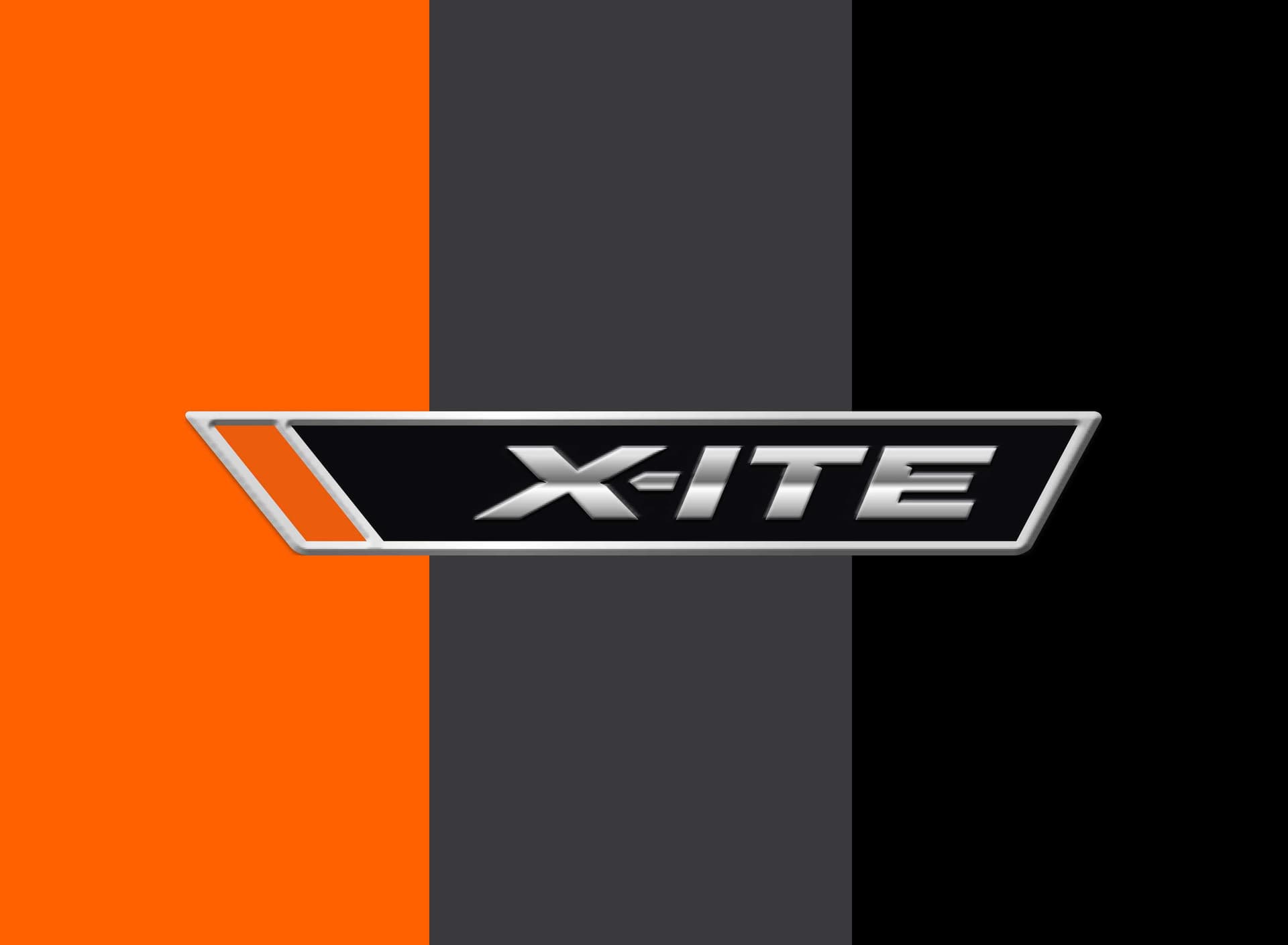 X-ITE Logo auf farblich geteiltem Hintergrund in Orange, Grau und Schwarz.