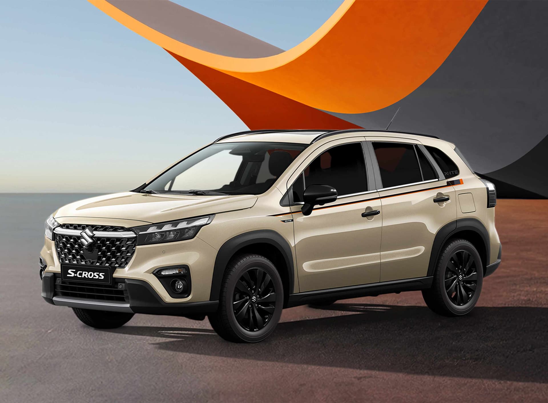 Suzuki S-Cross X-ITE in heller Lackierung, schräg von vorne vor stilisiertem Hintergrund.