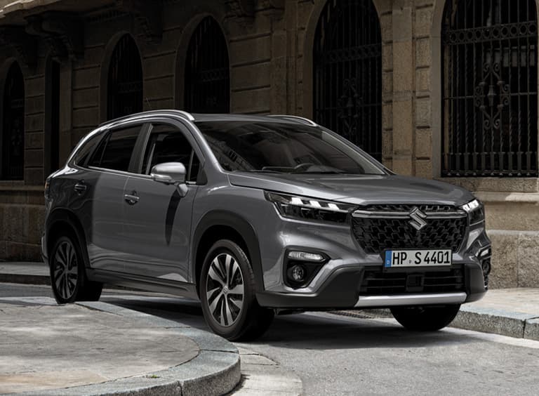 Suzuki S-Cross in schräger Seitenansicht vor City-Hintergrund