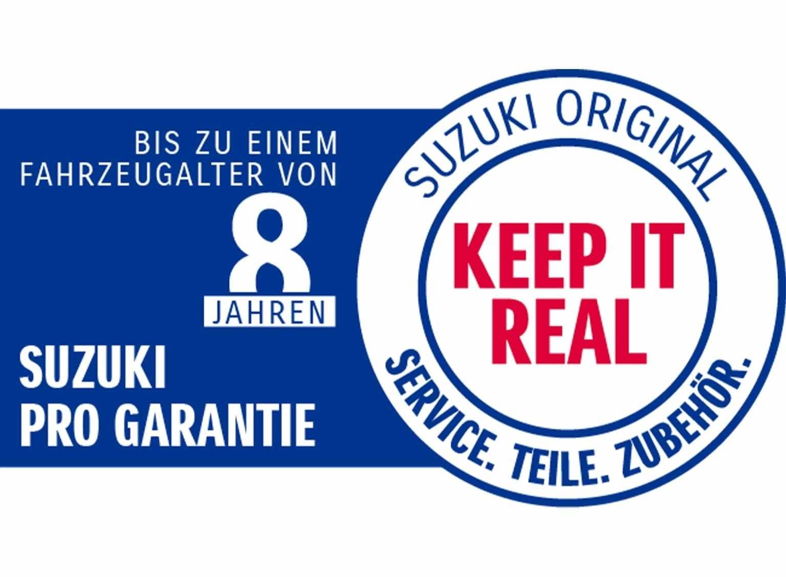 Die Suzuki Modelle – Swift, S-Cross, Vitara, e VITARA und Across – stehen vor einer grafischen Hintergrundkulisse weiß und blau. Im Bild ist ein grafisches Symbol, die Zahl 8 in einem blauen Rahmen. . Das Logo der Suzuki Pro Garantie und das "Keep It Real" Logo. Texte: Suzuki Original Service. Teile. Zubehör. Keep It Real. Und: Bis zu einem Fahrzeugalter von 8 Jahren. Suzuki Pro Garantie Eine Suzuki Mitarbeiterin sitzt in einem Suzuki Overall in einem Auto. Sie arbeitet an einer auf einem Tablett dargestellten Checkliste.