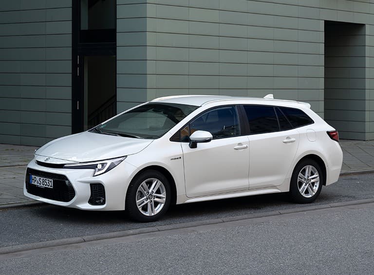 Abbildung zeigt einen Suzuki Swace