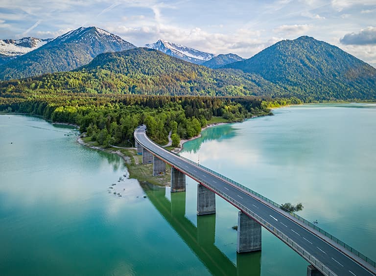 Autobrücke über einen See in einen Wald