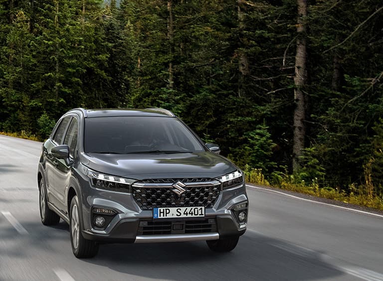 Ein dunkler S-Cross 1.4 BOOSTERJET HYBRID ALLGRIP Comfort+ auf der Straße