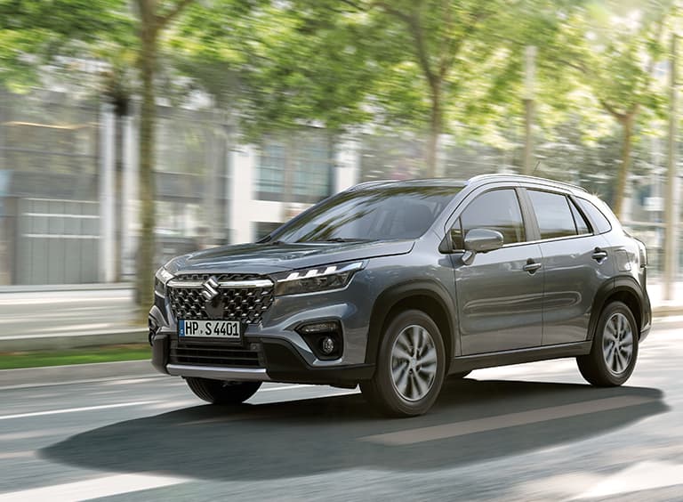 Abbildung zeigt dynamischen S-Cross , der auf einer Straße fährt