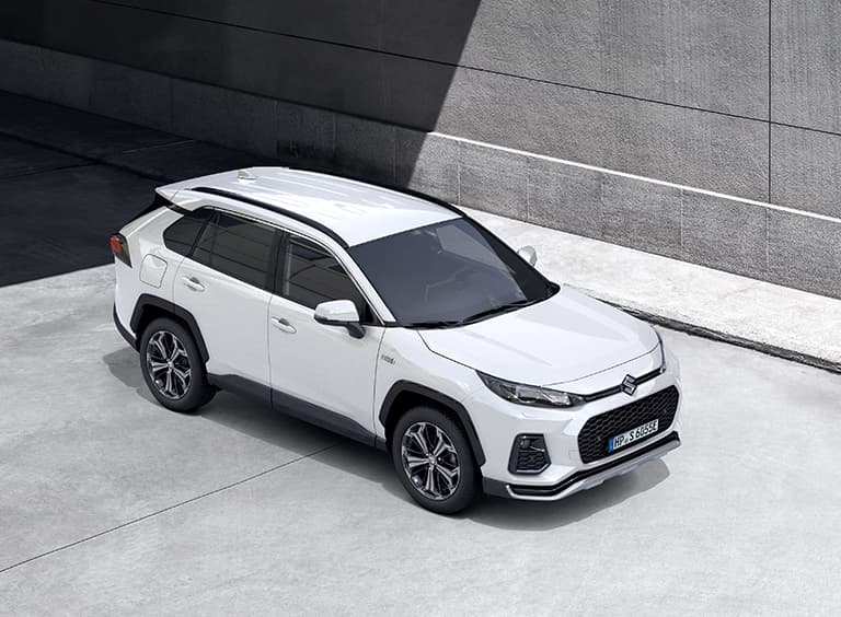 Abbildung zeigt Across vor einer Betonwand