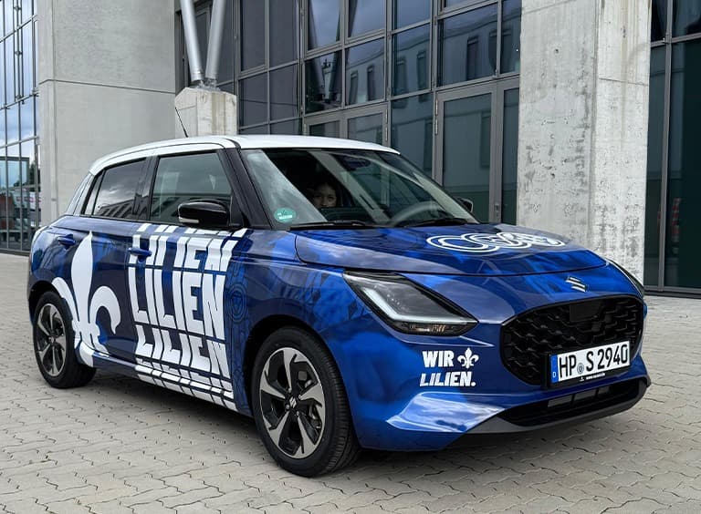 Swift vor einerm Wand mit Graffiti