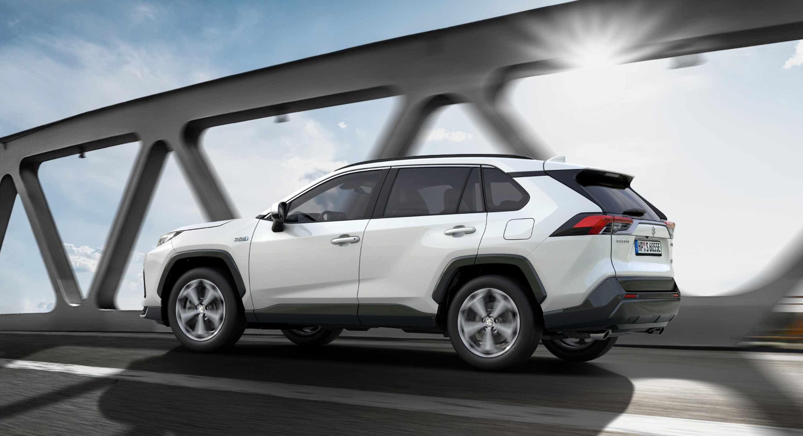 Weißer Suzuki Vitara fährt auf einer Brücke