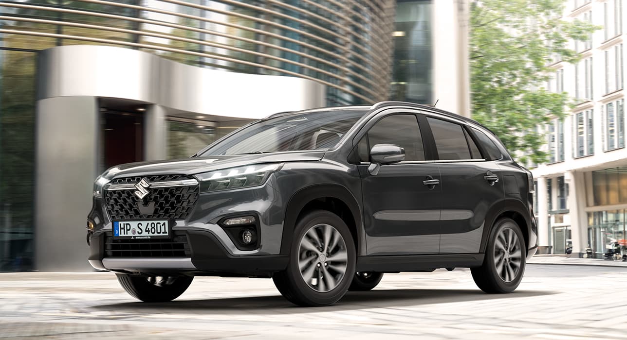 Abbildung zeigt S-Cross parkend vor einem Bürogebäude