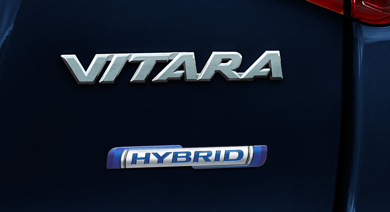 Hybrid Logo auf dem Heck des Suzuki Swift Hybrid in Frontier Blue Pearl Metallic.