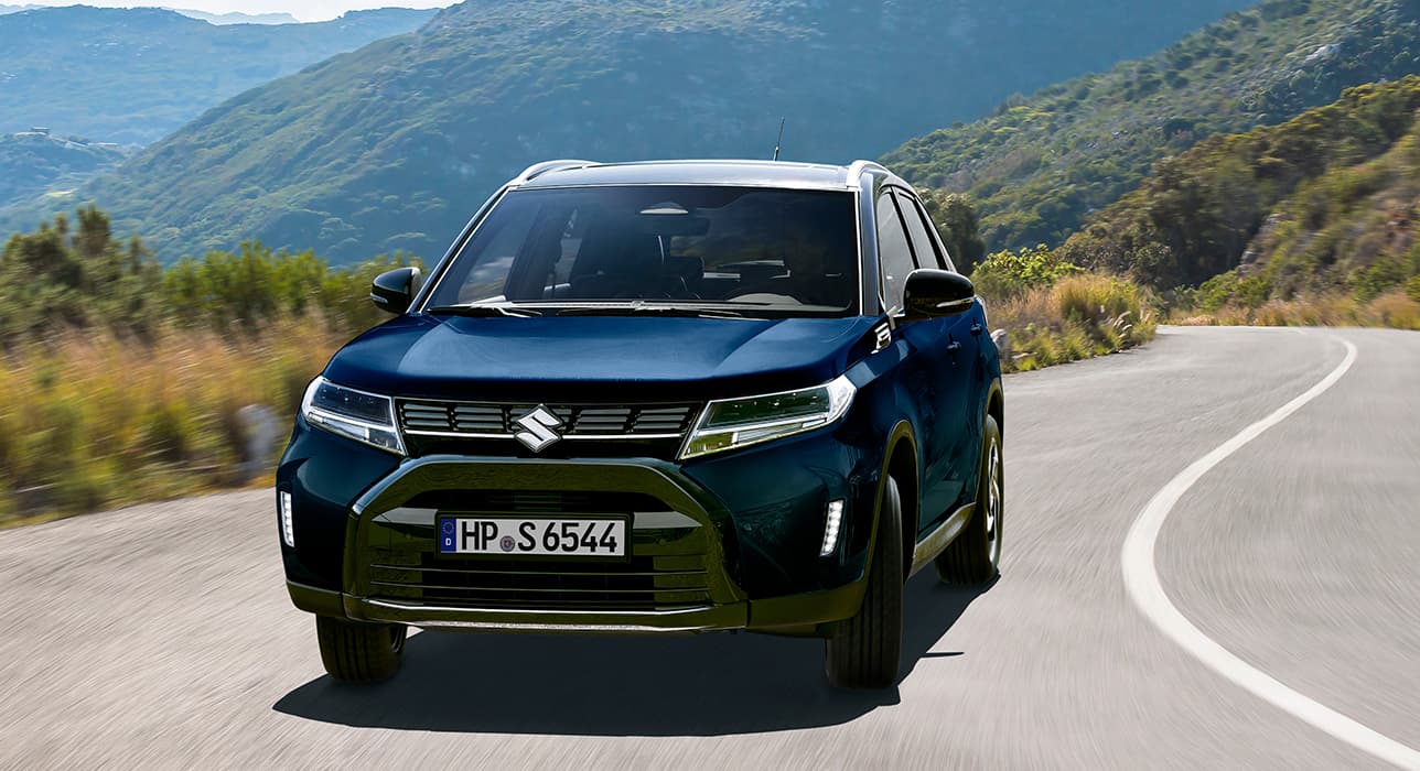 Abbildung zeigt Vitara auf einer Landstraße