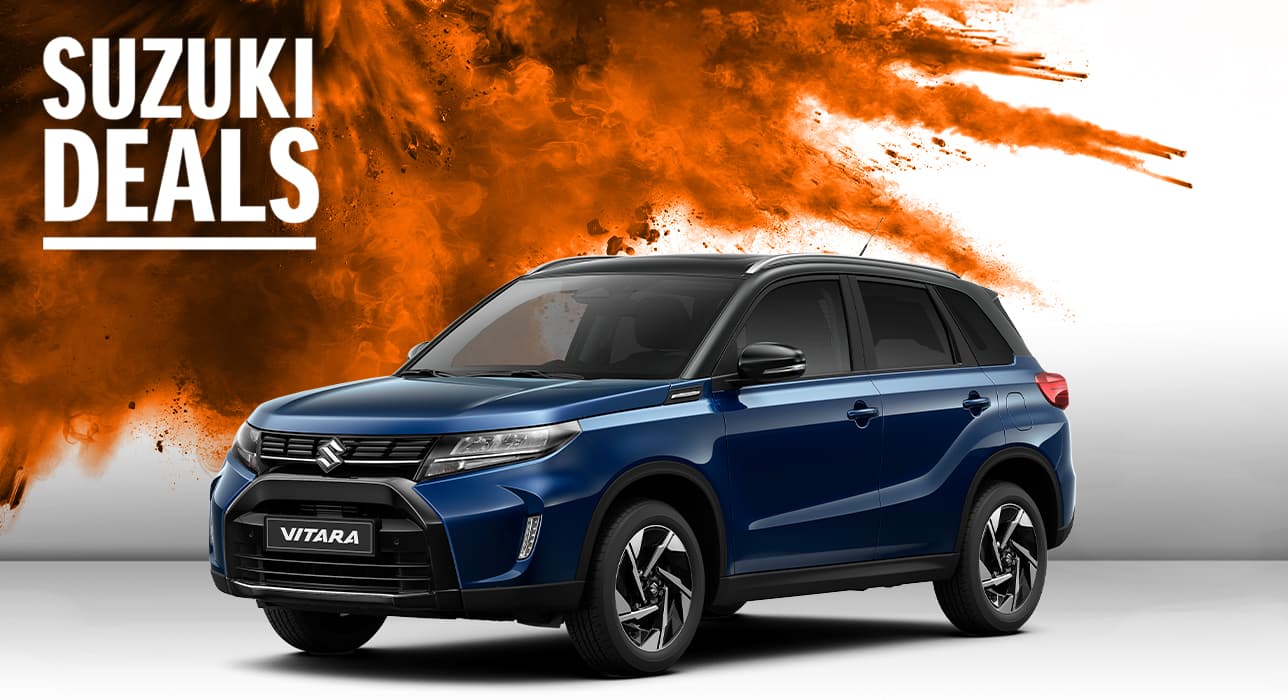 Dunkelblauer Suzuki Vitara Hybrid vor oranger Farbexplosion – Suzuki Deals, 5,3 l/100 km, CO₂ 120 g/km, Klasse D