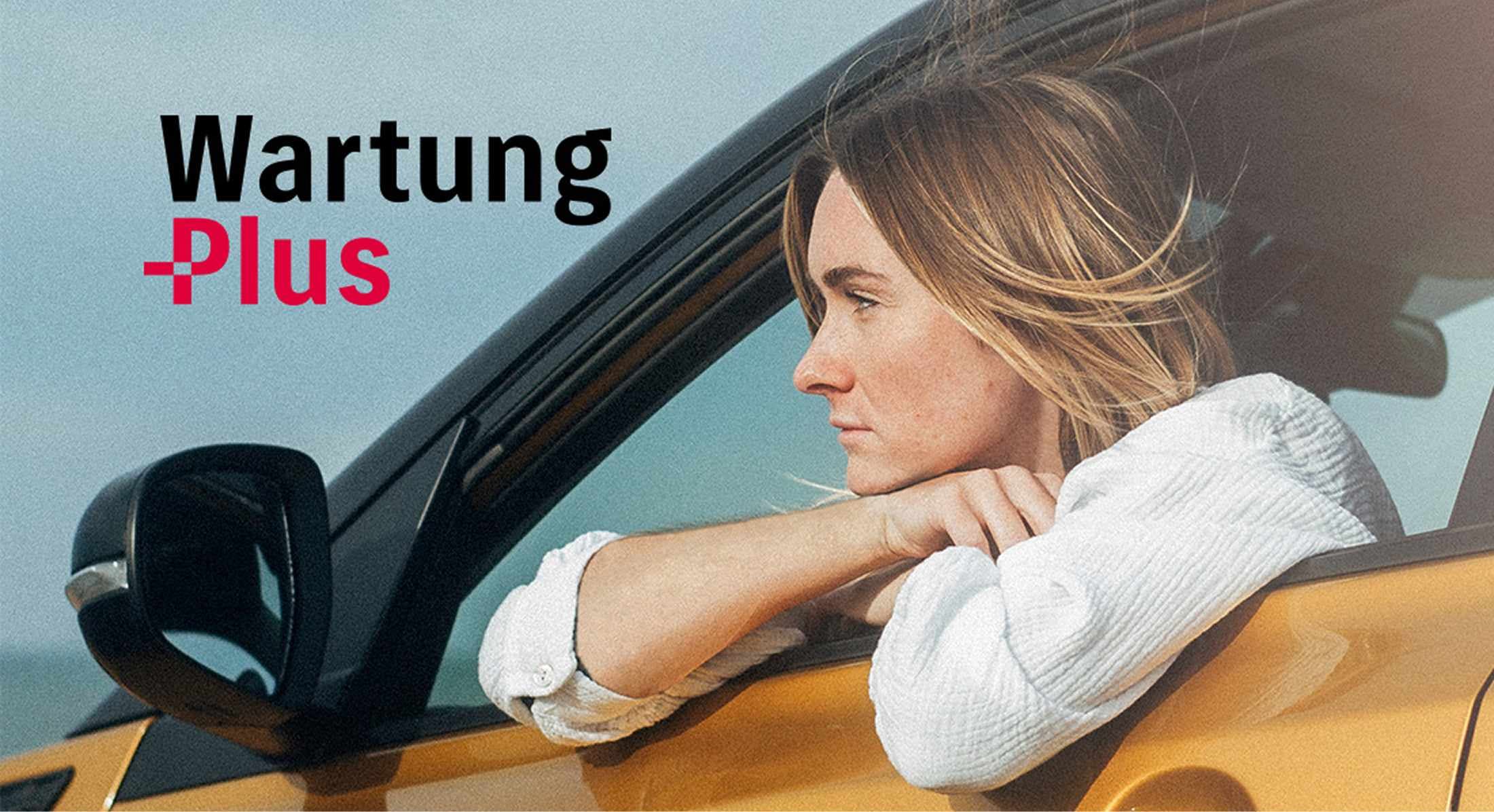 Frau schaut aus dem Fenster der Fahrertür