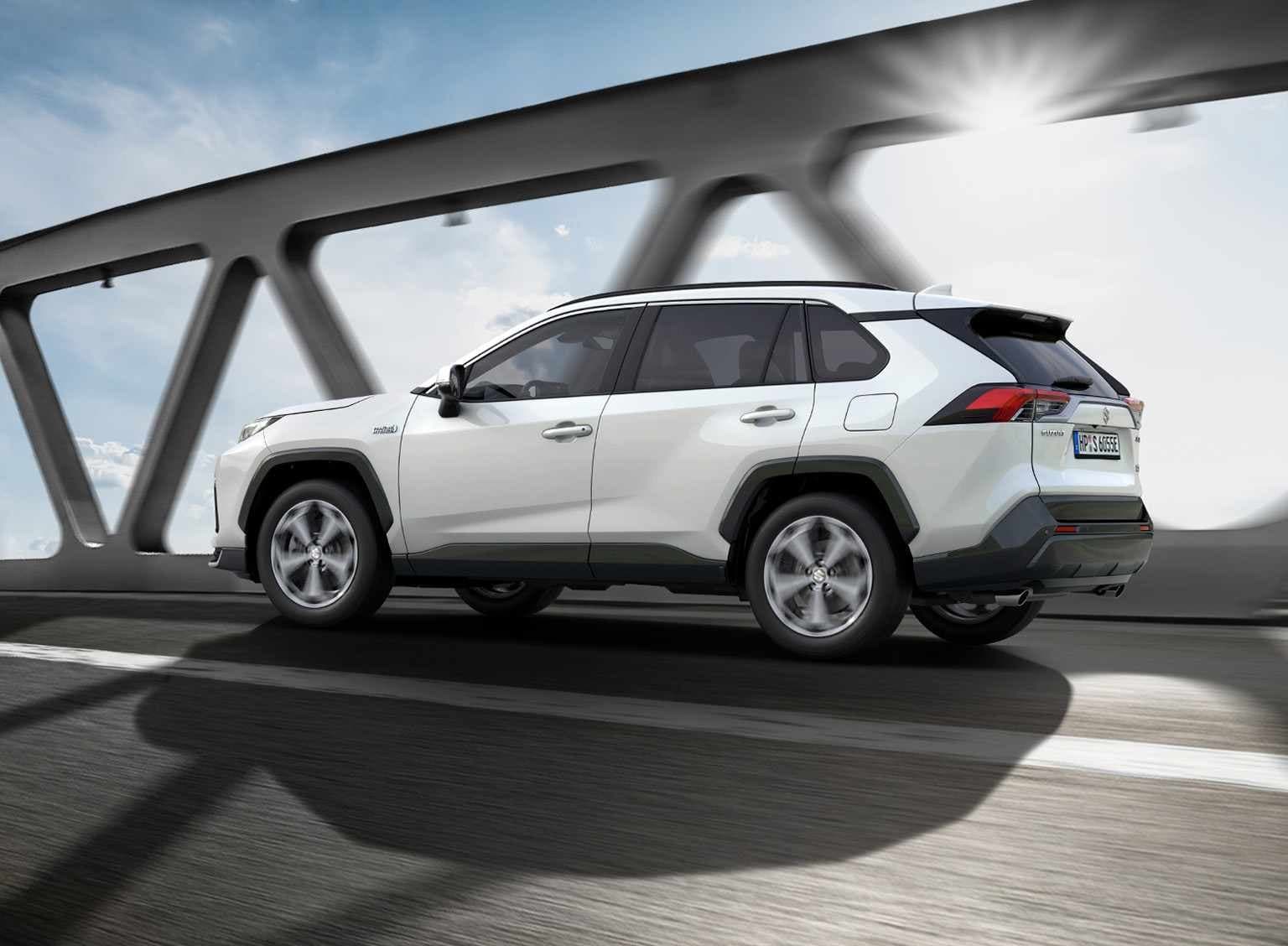 Weißer Suzuki Vitara fährt auf einer Brücke