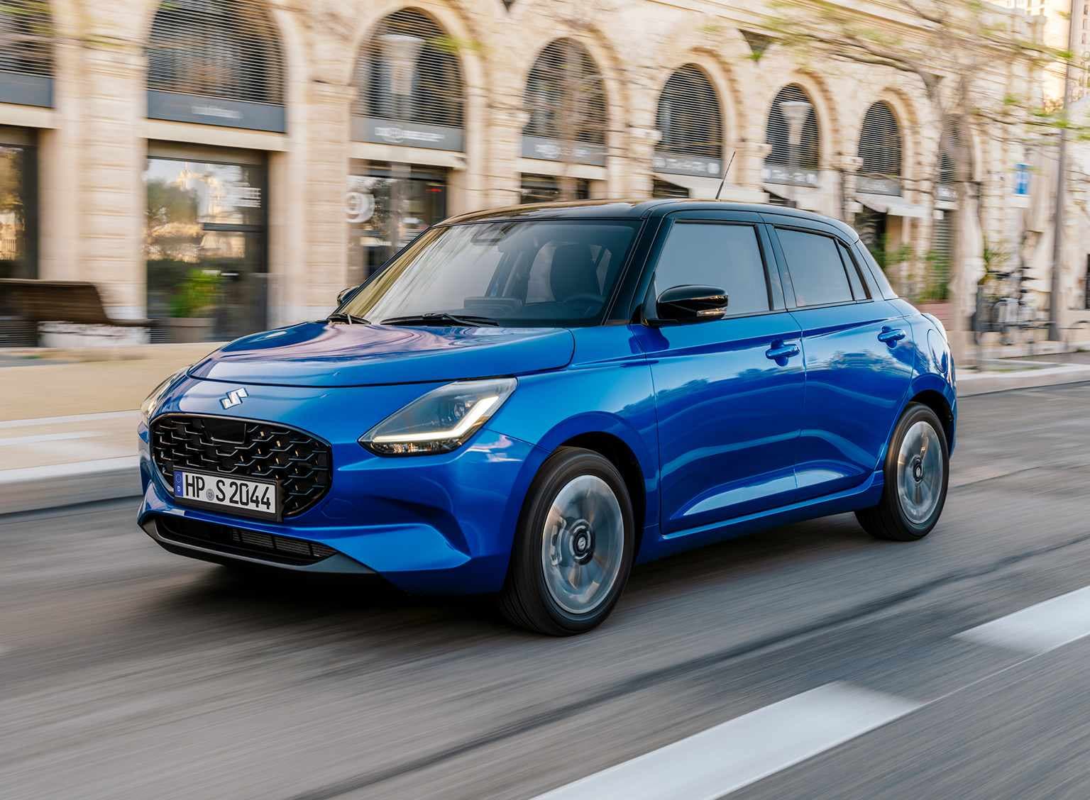 Suzuki Swift Hybrid vor lila Farbeffekt – Suzuki Deals, Verbrauch 4,4 l/100 km, CO₂-Emission 99 g/km, Klasse C