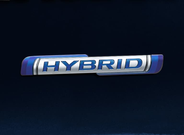 Hybrid Logo auf dem Heck des Suzuki Swift Hybrid in Frontier Blue Pearl Metallic.