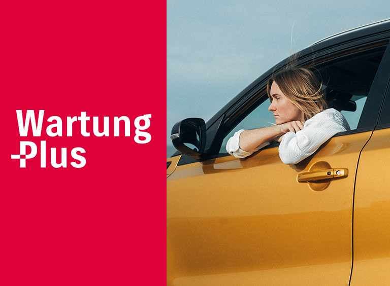 Frau schaut aus Fenster der Fahrertür