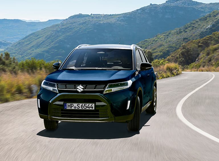 Abbildung zeigt Vitara auf einer Landstraße