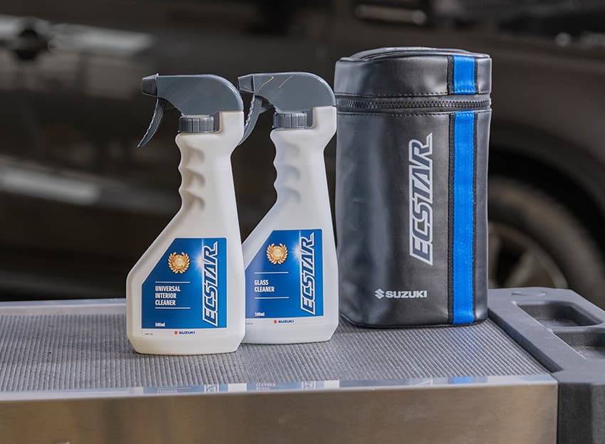 Produkte der Suzuki ECSTAR Pflegeserie nebeneinander aufgestellt.