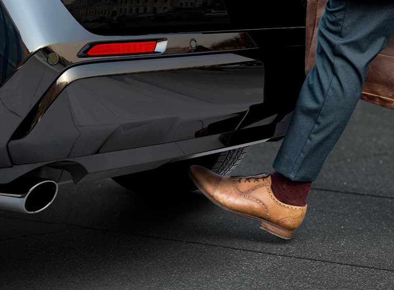 Abbildung zeigt Fuß, der elektrische Heckklappe öffnet