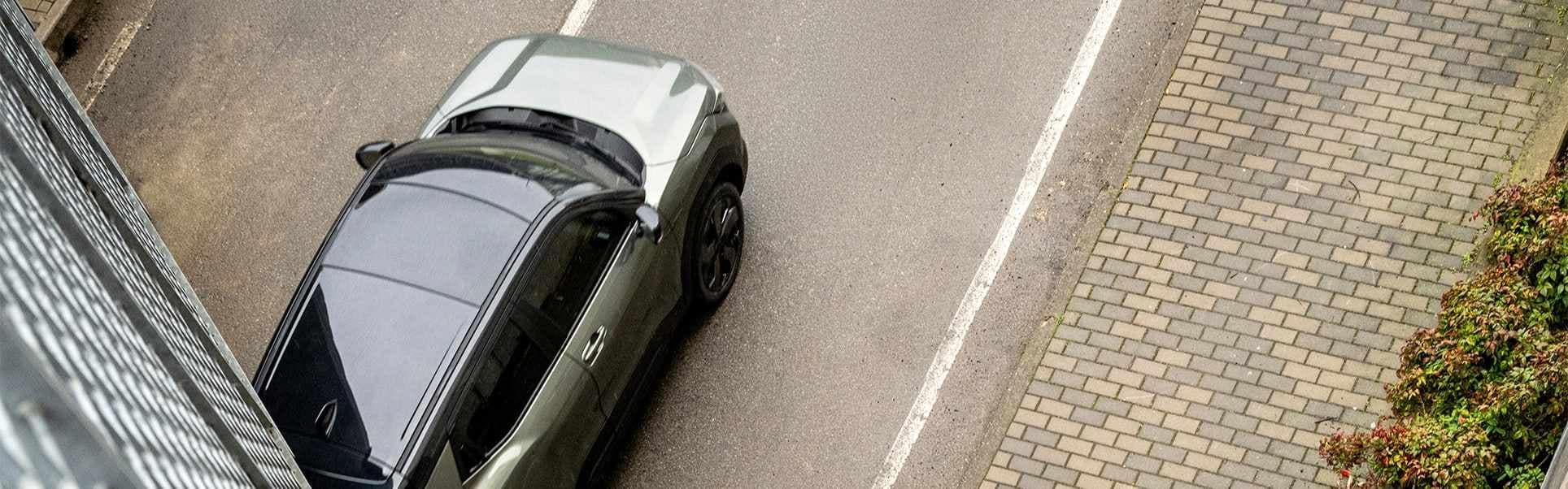 Der e VITARA von schräg oben, auf einer Straße fahrend.