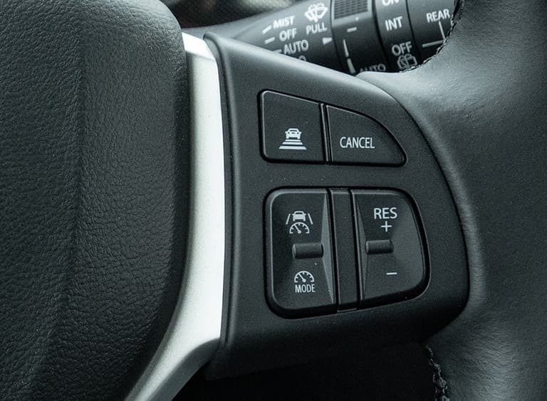 Abbildung zeigt Adaptiver Tempomat-Funktion (ACC) am Lenkrad