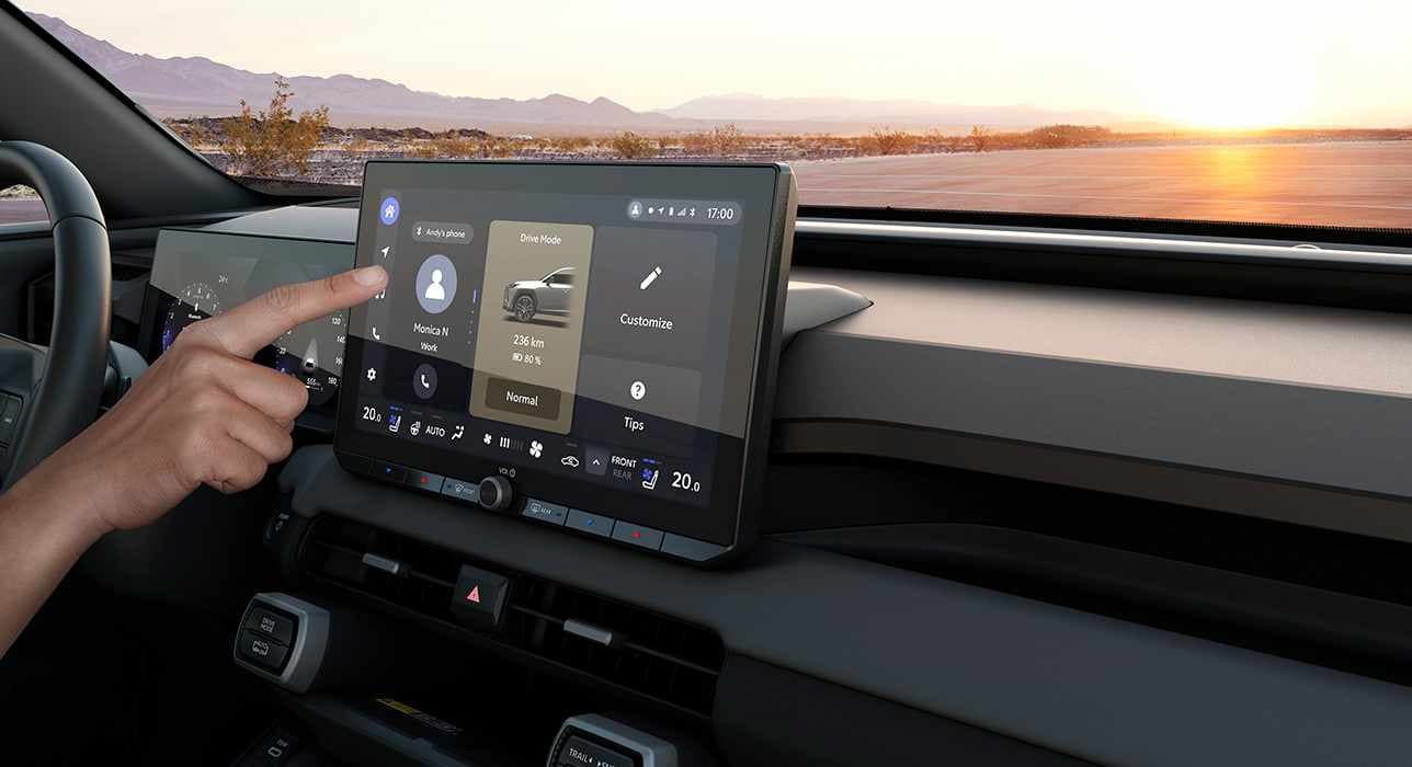 Darstellung des Head-up-Displays - HUD - während der Fahrt. Geschwindigkeit, Tempolimit und andere Informationen werden auf die Frontscheide projeziert.