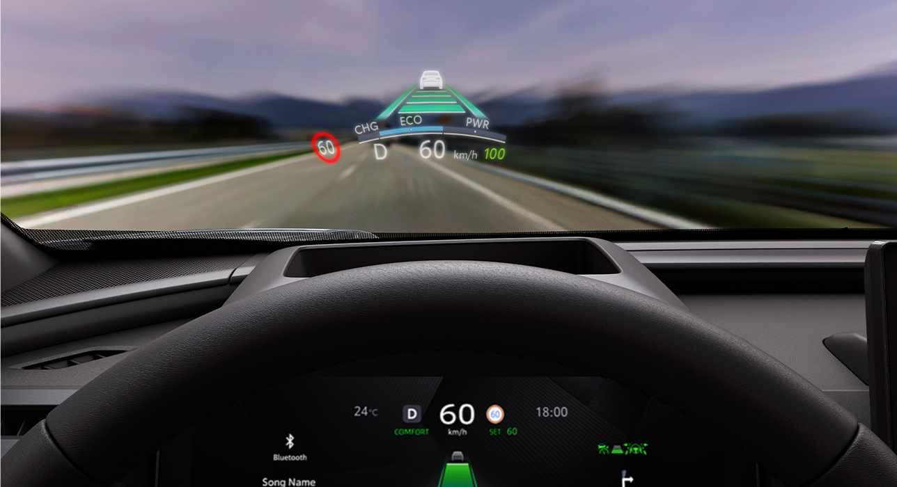 Darstellung des Head-up-Displays - HUD - während der Fahrt. Geschwindigkeit, Tempolimit und andere Informationen werden auf die Frontscheide projeziert.