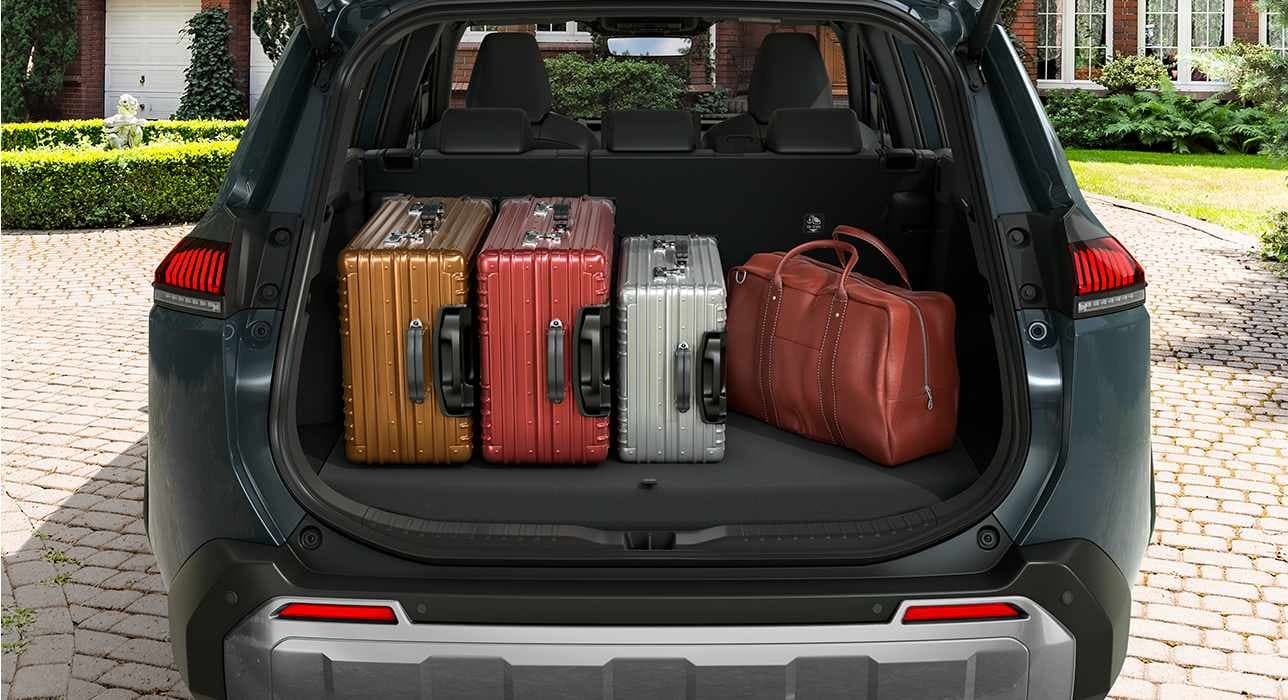 Der geöffnete Kofferraum des Across. Darin liegen zwei große Koffer, ein mittelgroßer Koffer und eine Reisetasche.