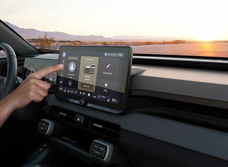Darstellung des Head-up-Displays - HUD - während der Fahrt. Geschwindigkeit, Tempolimit und andere Informationen werden auf die Frontscheide projeziert.